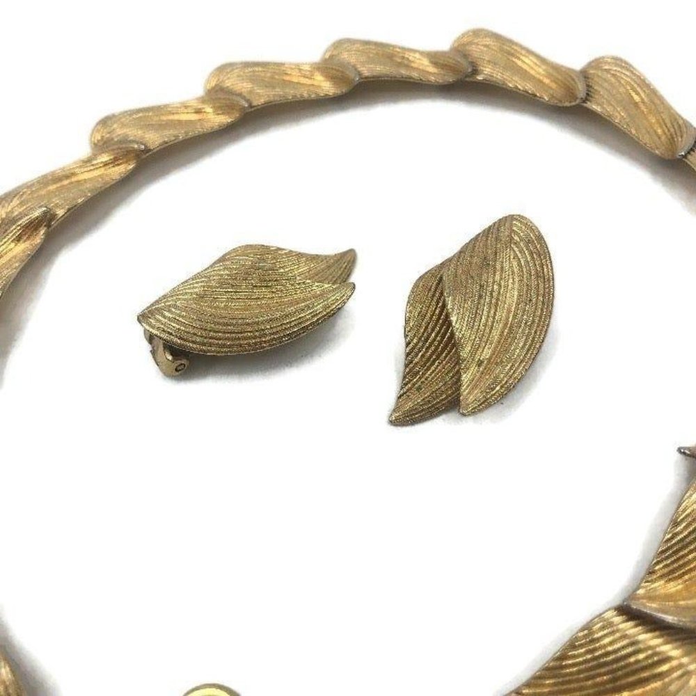 Vintage Brushed Gold Necklace & Earrings - Picture 4 of 8